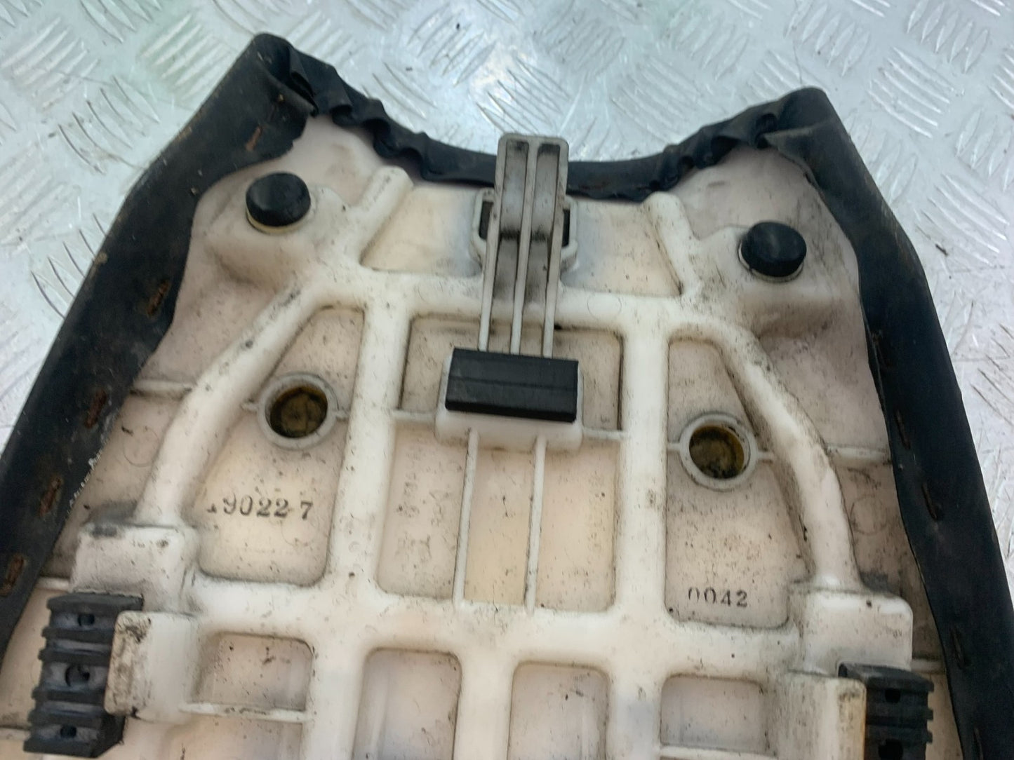 KAWASAKI Z750 Z 750 FRONT SEAT   YEAR 2004-2006  (CMB1234)