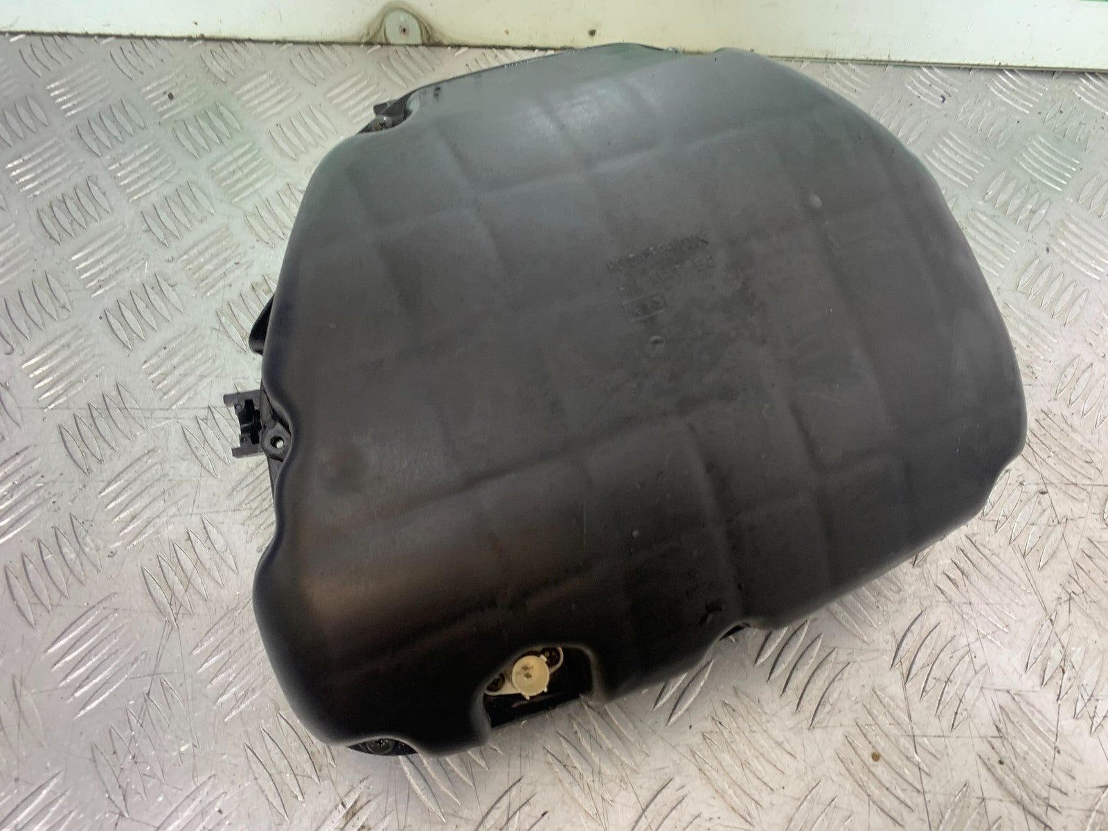 HONDA CBR1100 BLACKBIRD AIRBOX  YEAR 1999-2005 (CMB1232)