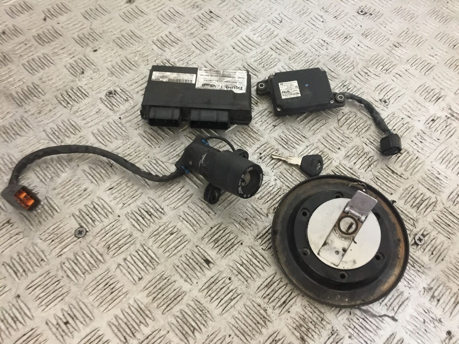 TRIUMPH TROPHY 1215 SE  ECU LOCKS KEY  2012-2017 (STOCK 740)