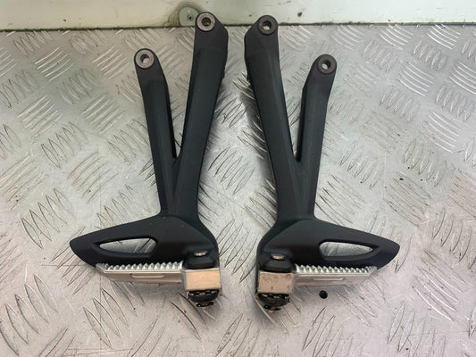 TRIUMPH 675 STREET TRIPLE REAR HANGERS AND PEGS  2013-2016 (CMB1186)