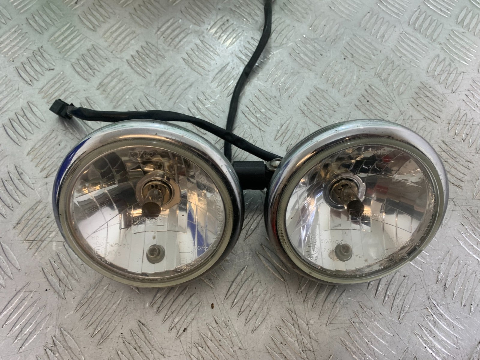 TRIUMPH 1050 SPEED TRIPLE HEADLIGHTS  YEAR 2005-2007 (CMB1322)
