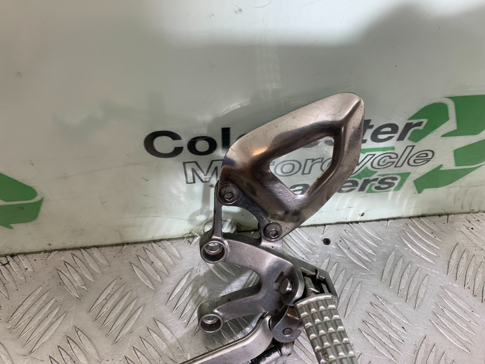 TRIUMPH SPEED TRIPLE R 1050 FRONT LEFT HANGER COMPLETE   2009 (CMB1183)