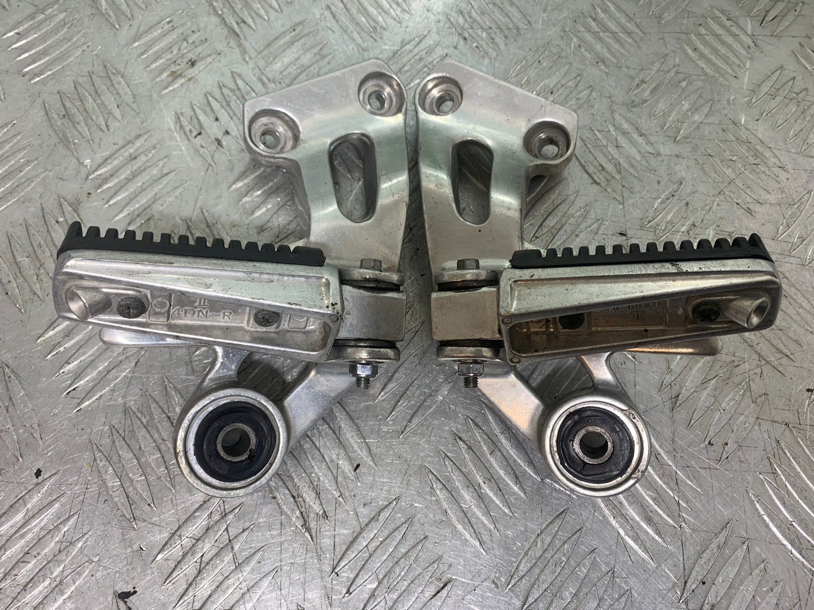 YAMAHA XJ900 XJ 900 DIVERSION REAR HANGERS AND PEGS  YEAR 1994-2002 (CMB1292)