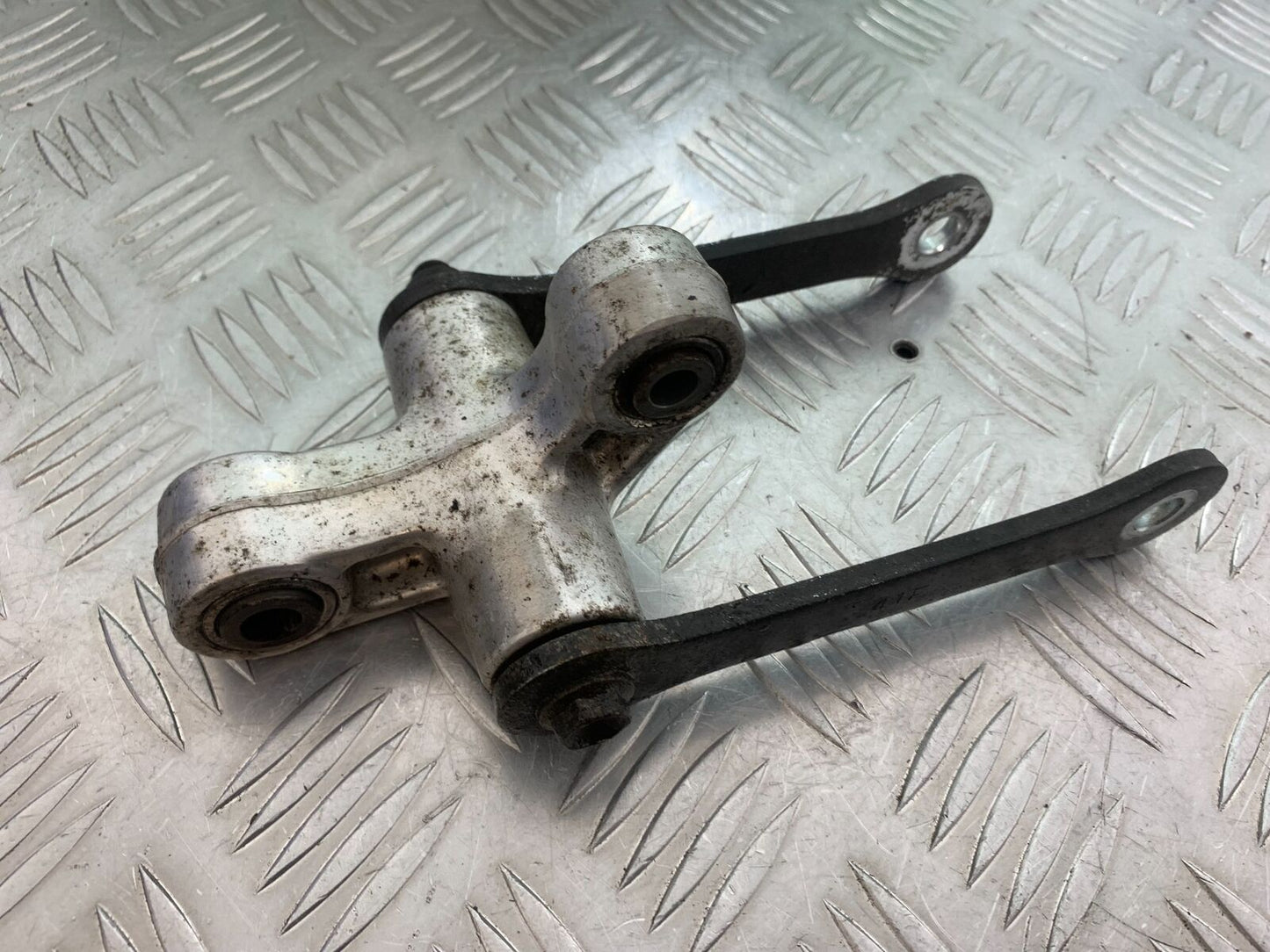 SUZUKI INTRUDER VL800 C800 REAR SHOCK LINKAGE  YEAR 2012-16 (CMB1039)