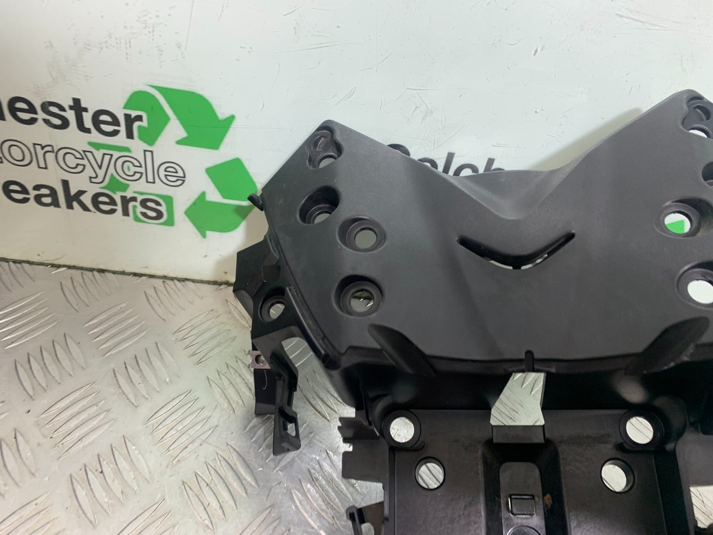 YAMAHA XMAX 300 FAIRING BRACKET  YEAR 2017-2020 (CMB1218)