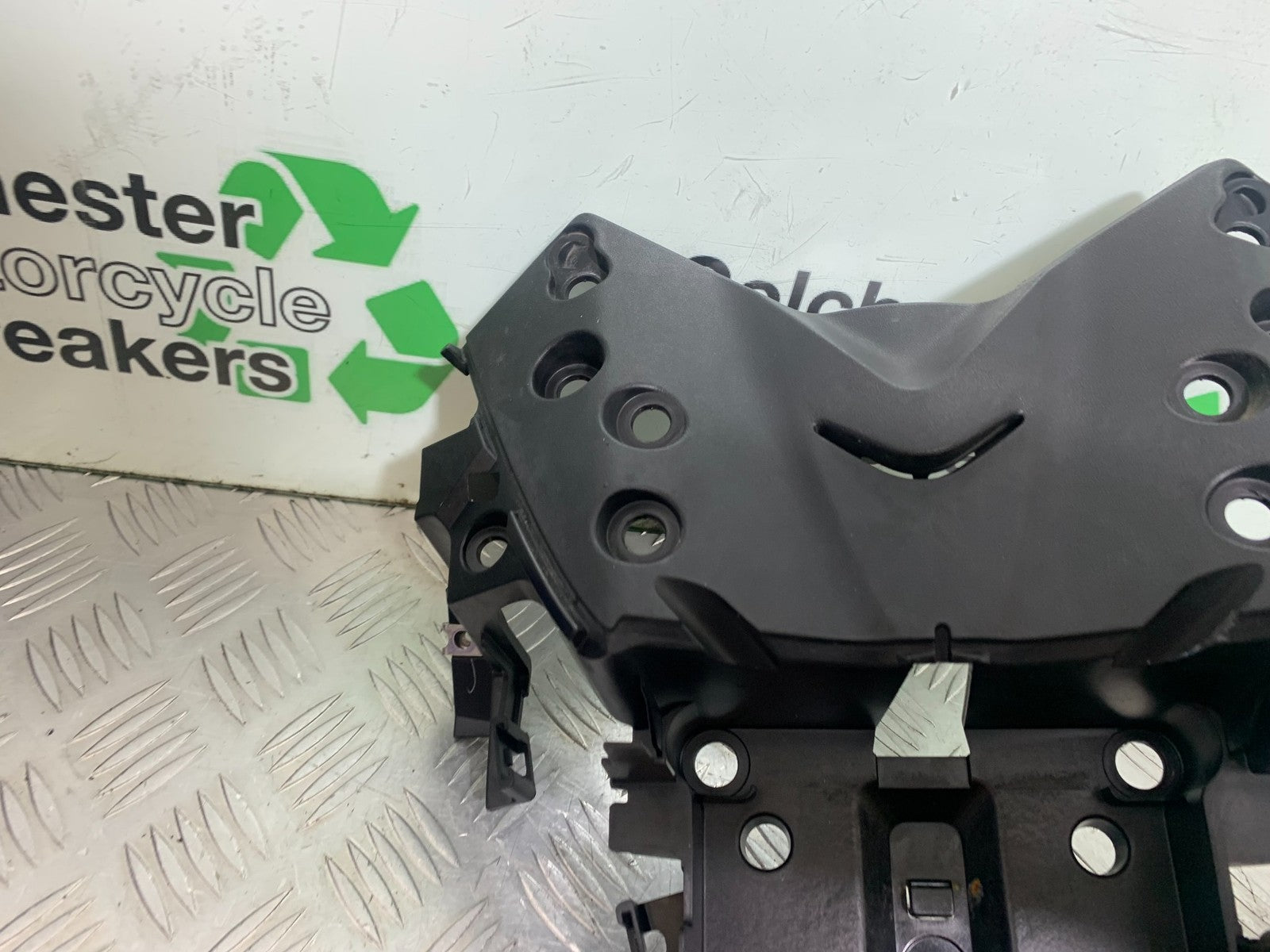 YAMAHA XMAX 300 FAIRING BRACKET  YEAR 2017-2020 (CMB1218)