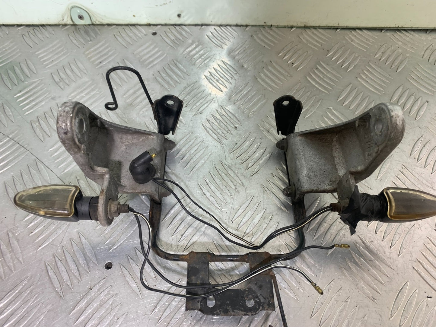 YAMAHA XJR1300 XJR 1300 HEADLIGHT BRACKET   YEAR  1999-2003 (CMB1119)