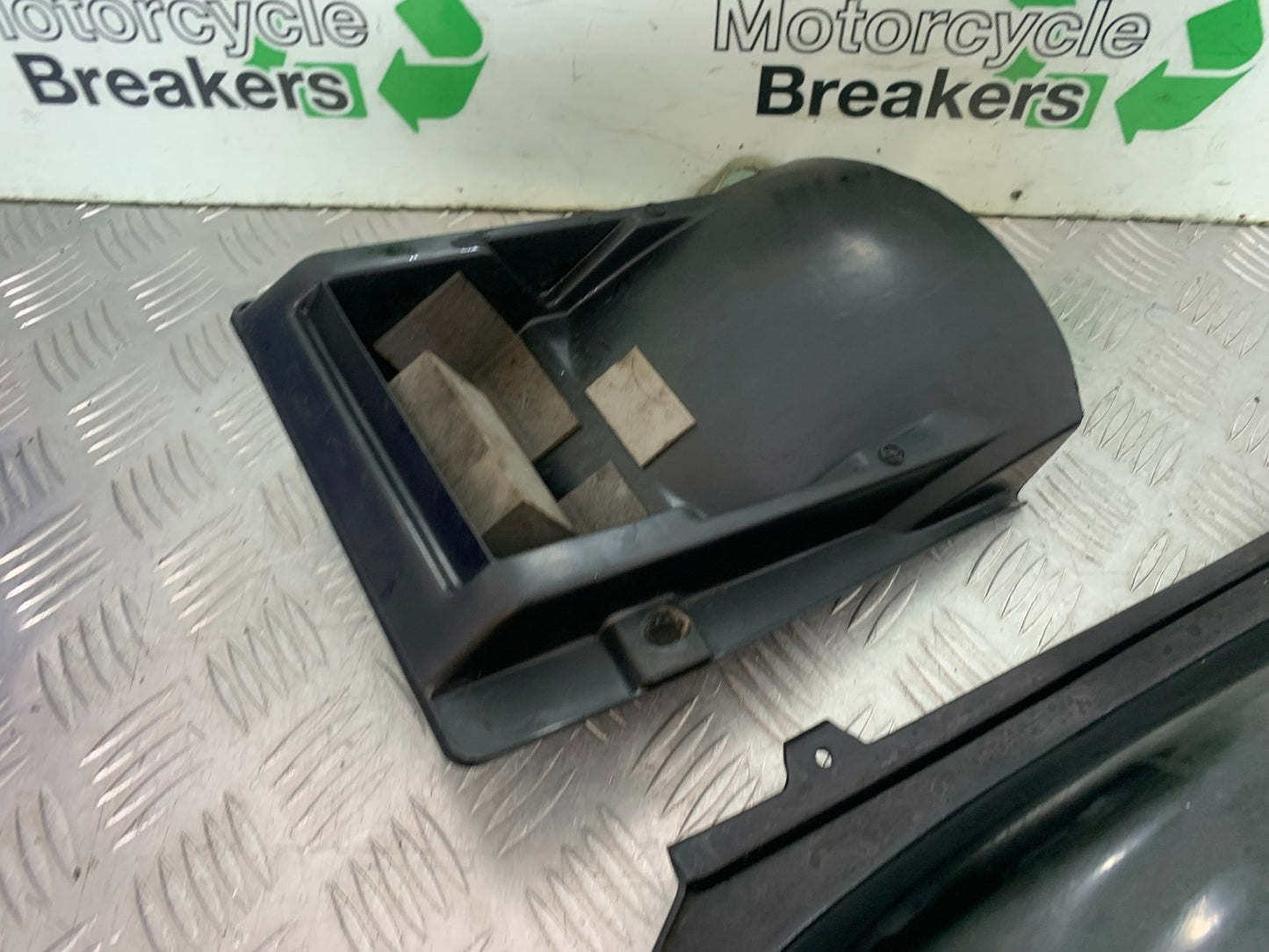 SUZUKI GSF600 GSF 600 BANDIT UNDERTRAY &  REAR LIGHT    2000-2004 (CMB1269)