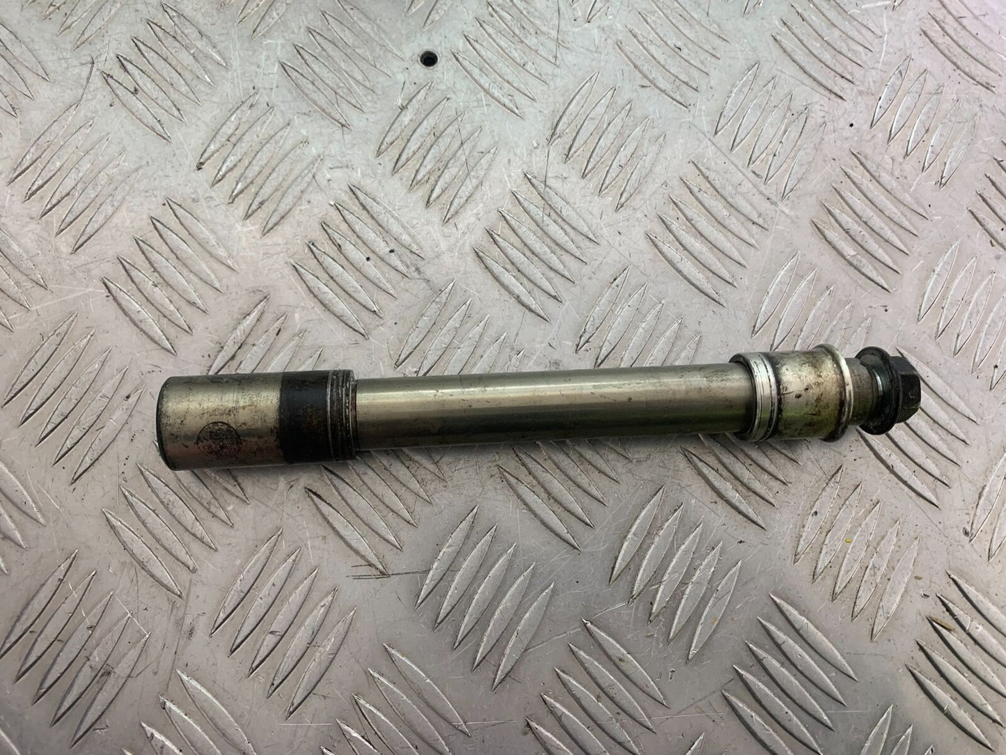 SUZUKI GSF1250 GSF 1250 BANDIT FRONT WHEEL SPINDLE   YEAR 2010-14 (CMB1092)