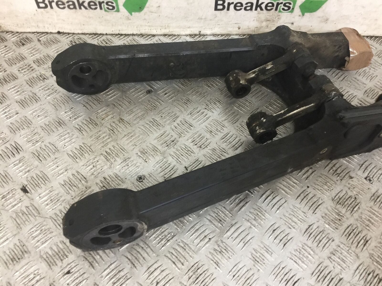 TRIUMPH TROPHY 900 SWINGARM  1993-95 (STOCK 799)