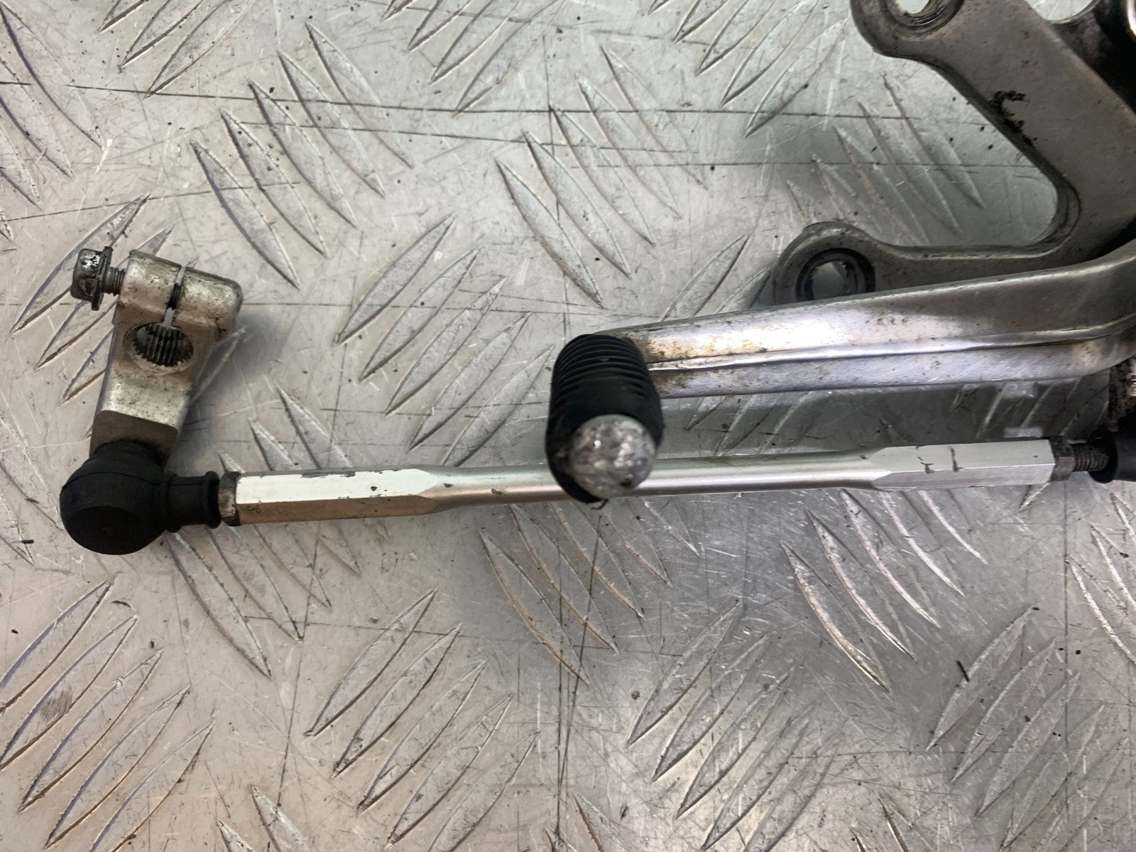 KAWASAKI ZX9R ZX9 C FRONT LEFT HANGER  YEAR 1998-99 (CMB1213)