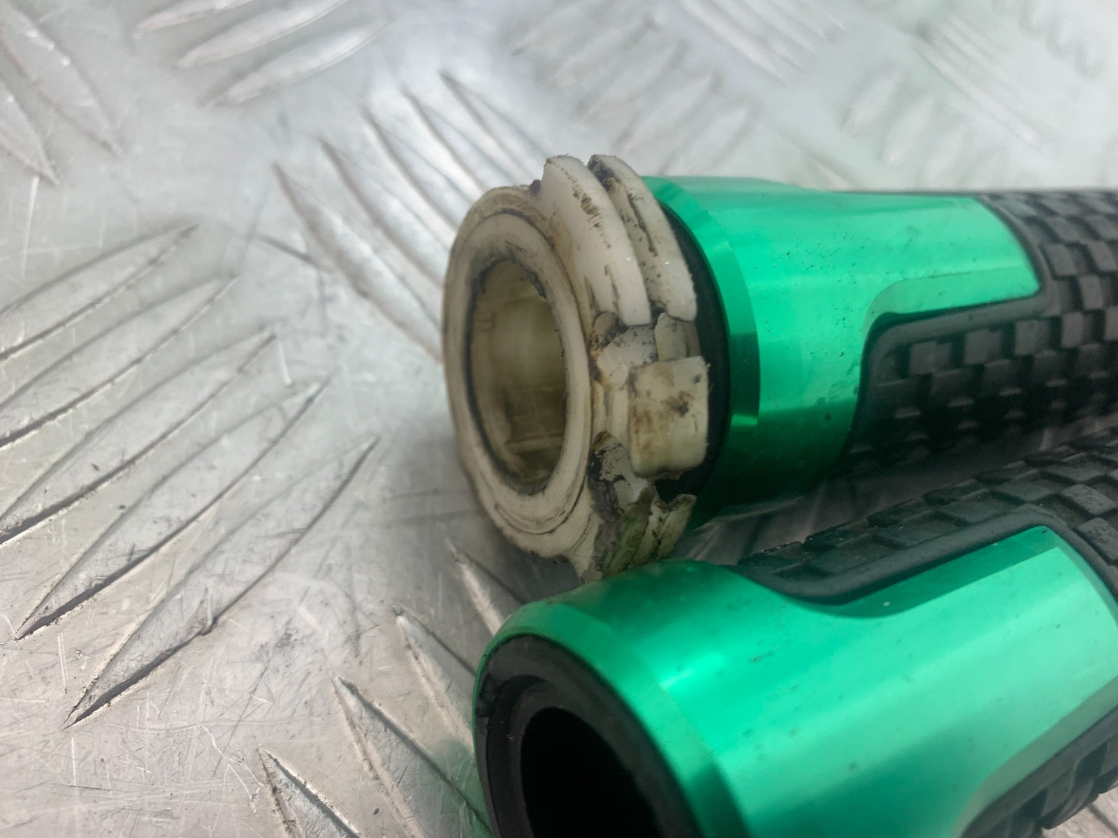 KAWASAKI GT550 GT 550 THROTTLE TWIST GRIP  YEAR 1984-87 (CMB1141)