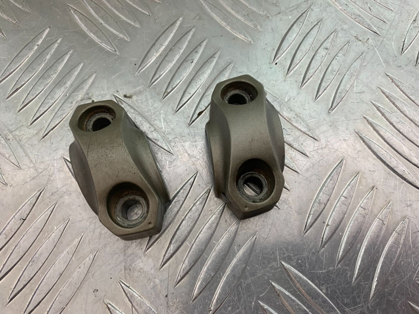 YAMAHA MT09 MT-09 HANDLE BAR CLAMPS  YEAR 2013-2016  (STOCK 997)