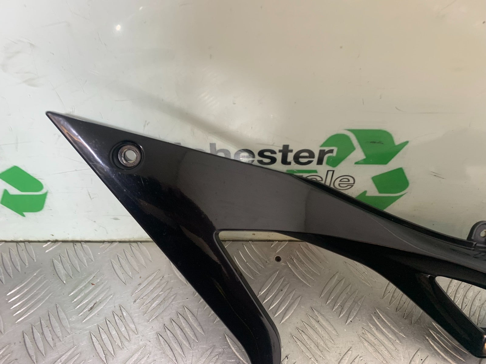 TRIUMPH 1050 SPEED TRIPLE LEFT SEAT PANEL YEAR 2005-2007 (CMB1322)