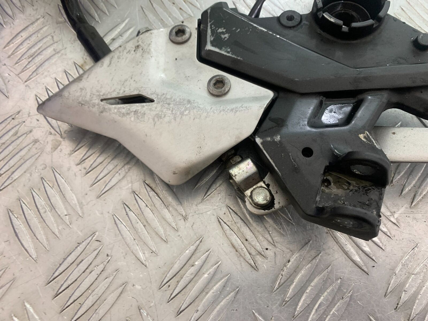KAWASAKI Z650 ER650 KNFAN FRONT RIGHT HANGER  YEAR 2022-2024 (CMB1112)