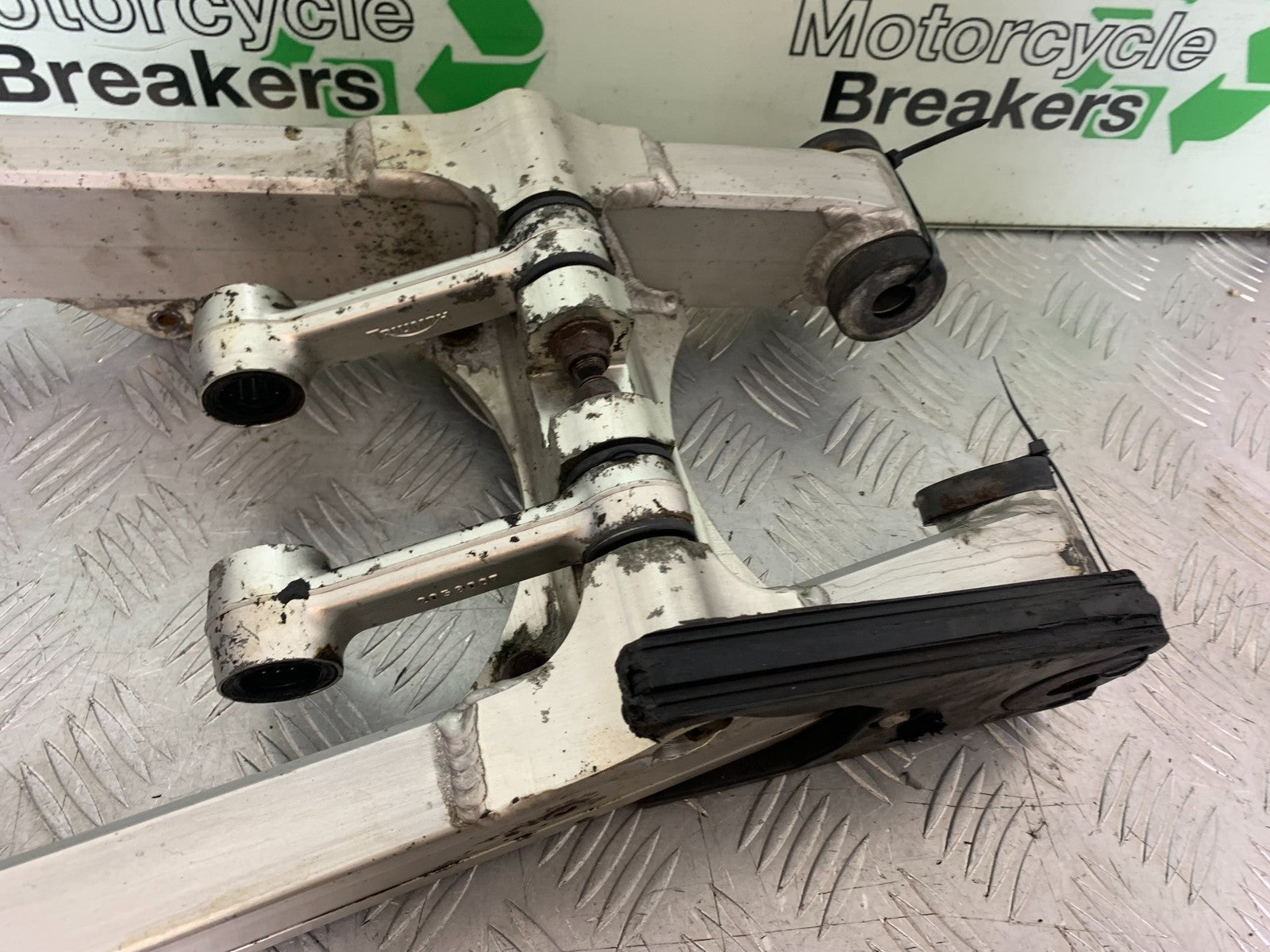TRIUMPH TROPHY 900 SWINGARM  YEAR 1991-95 (CMB1251)