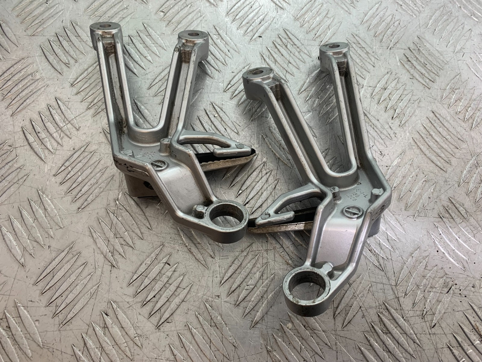 SUZUKI SV1000 SV 1000 S REAR HANGERS AND PEGS   YEAR 2003-2007 (CMB1293)