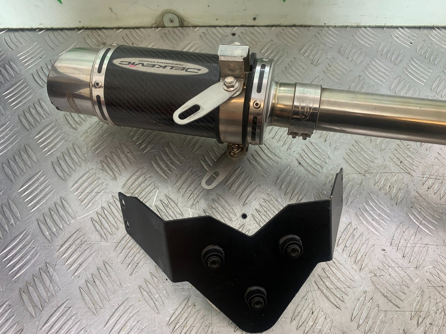 TRIUMPH 1050 SPRINT ST DELKEVIC CARBON SILENCER   2004-2007 (CMB1197)