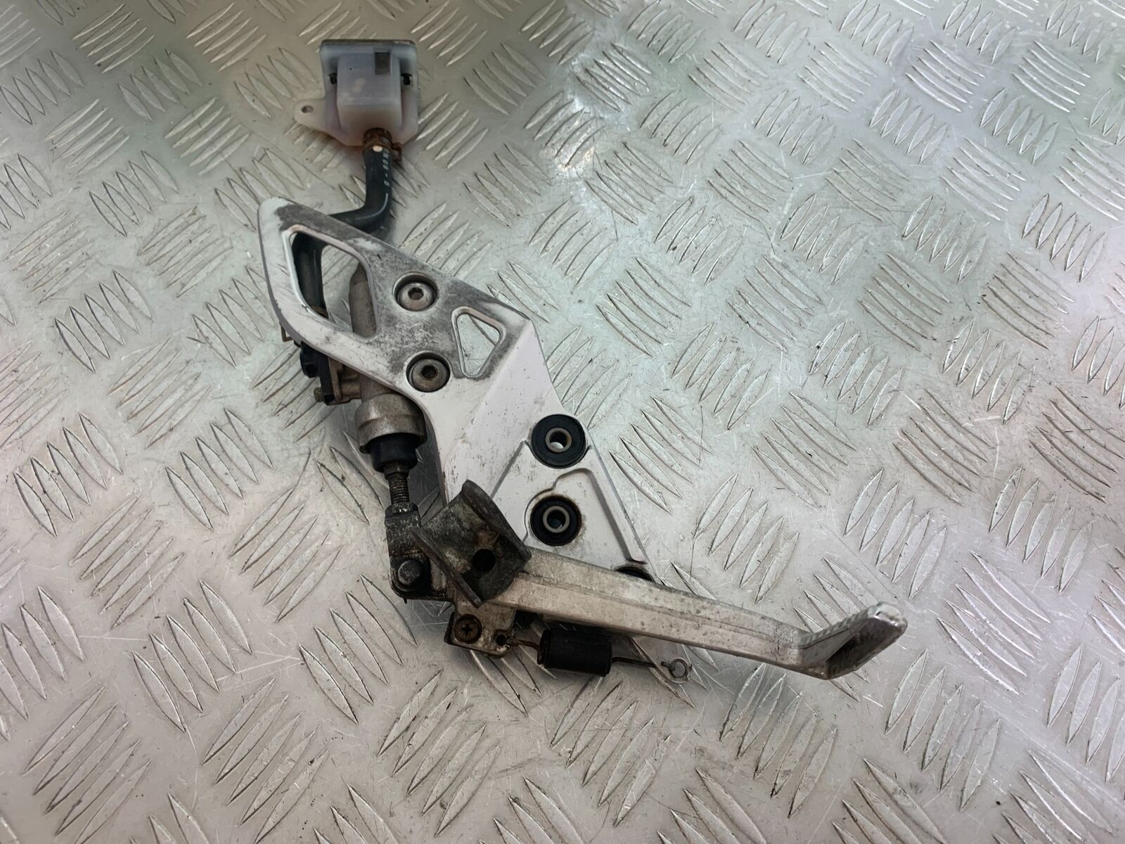 SUZUKI GSF1250 GSF 1250 BANDIT FRONT RIGHT HANGER   YEAR 2010-14 (CMB1092)