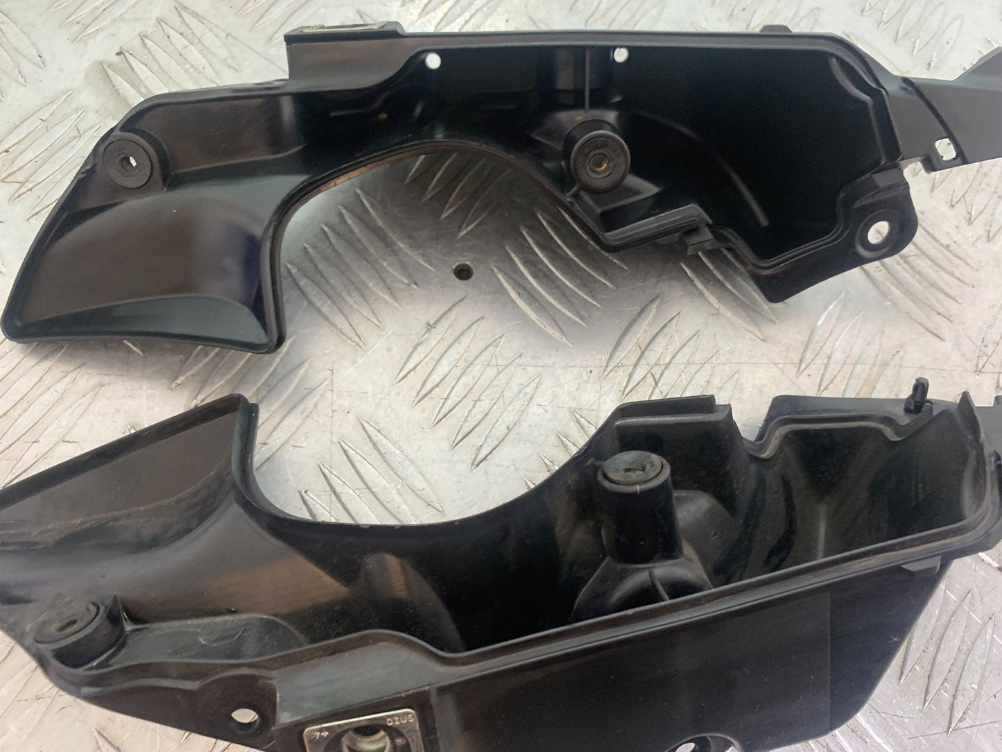 YAMAHA YZF R1 14 B BIG BANG LEFT & RIGHT INFILL PANELS   2009-14 (CMB1175)