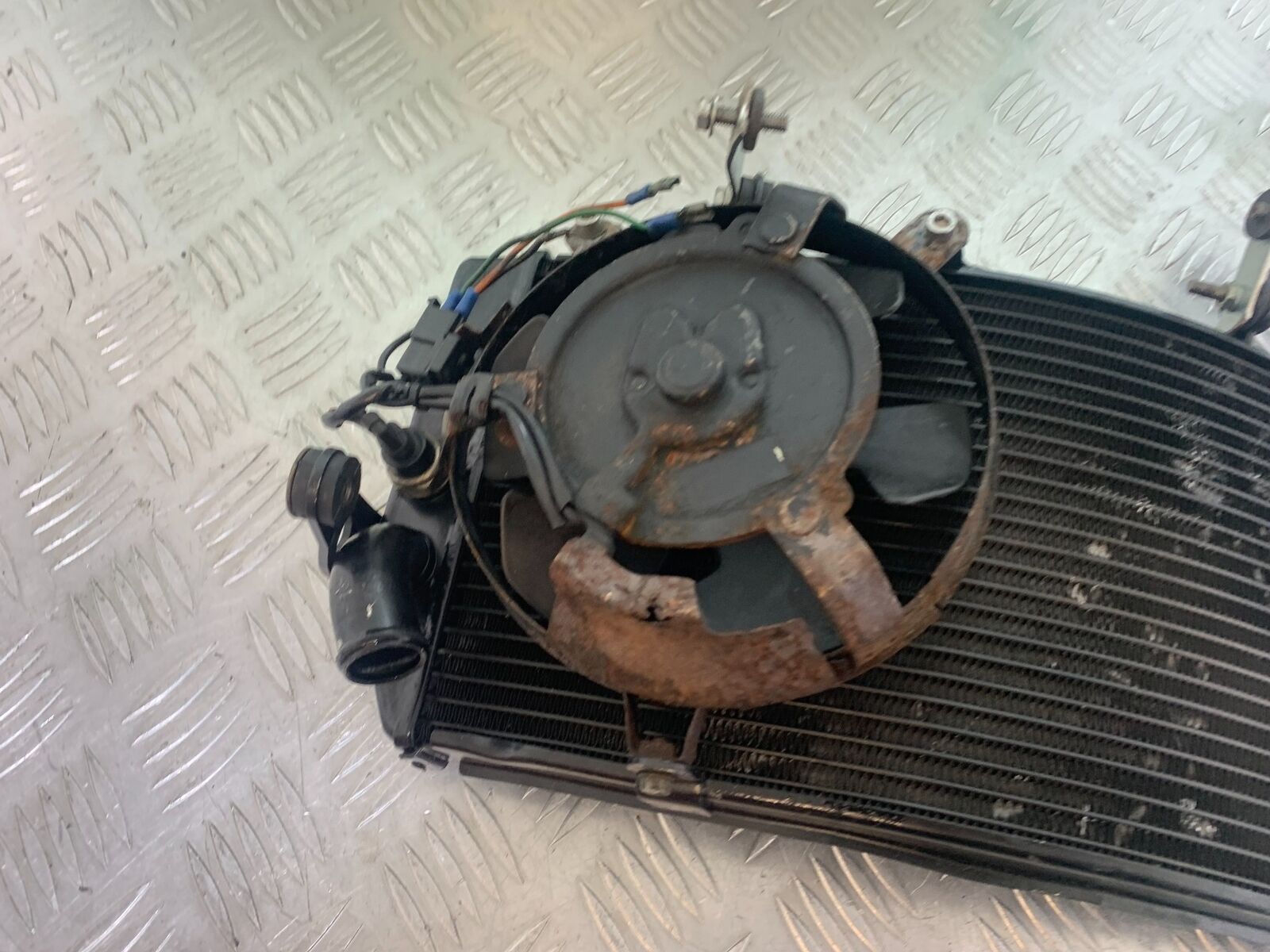 HONDA CBR600 CBR 600 RADIATOR  YEAR 1998 CMB1133)