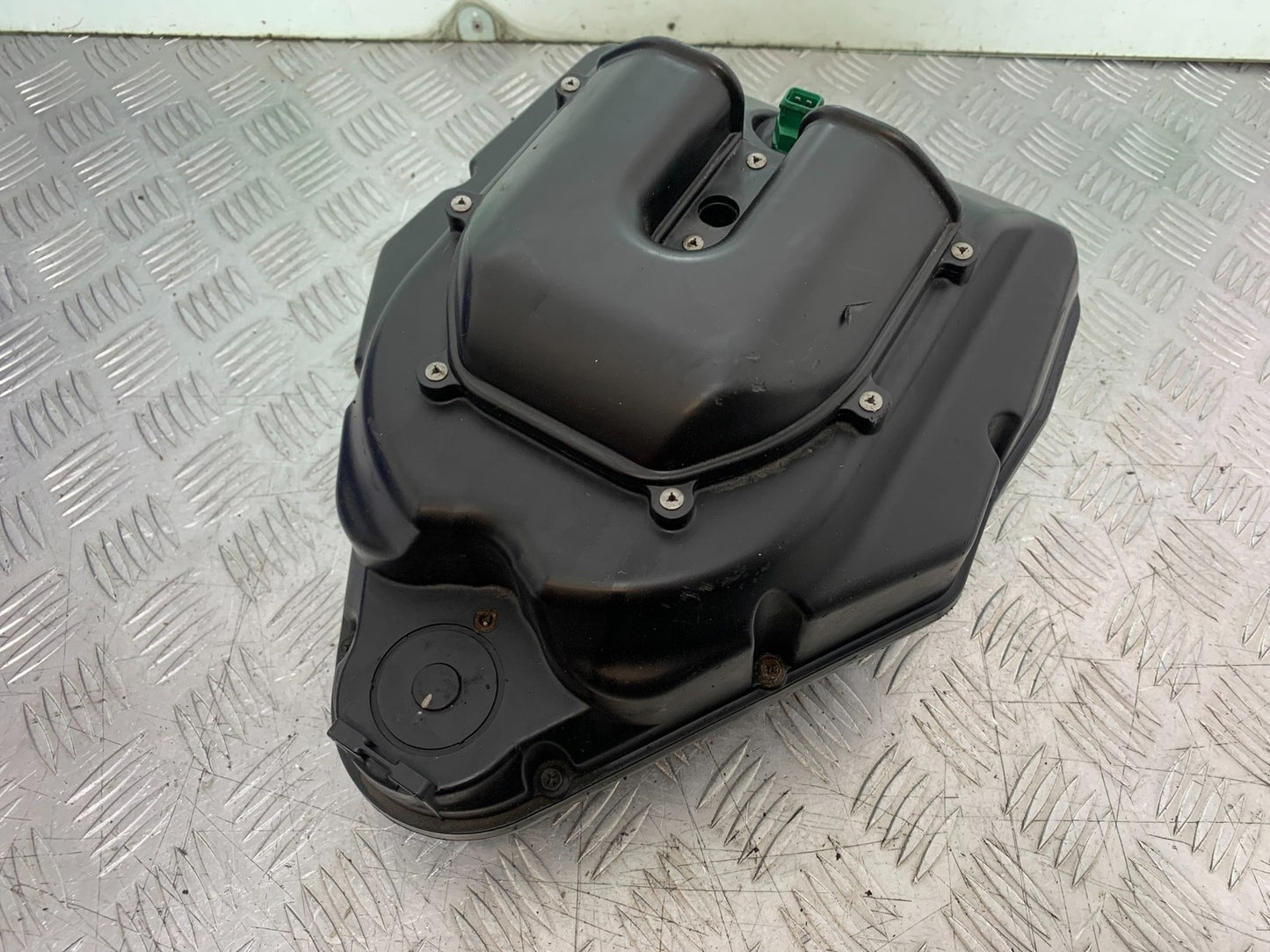TRIUMPH 955i DAYTONA AIRBOX   YEAR 2002-2006 (CMB1229)