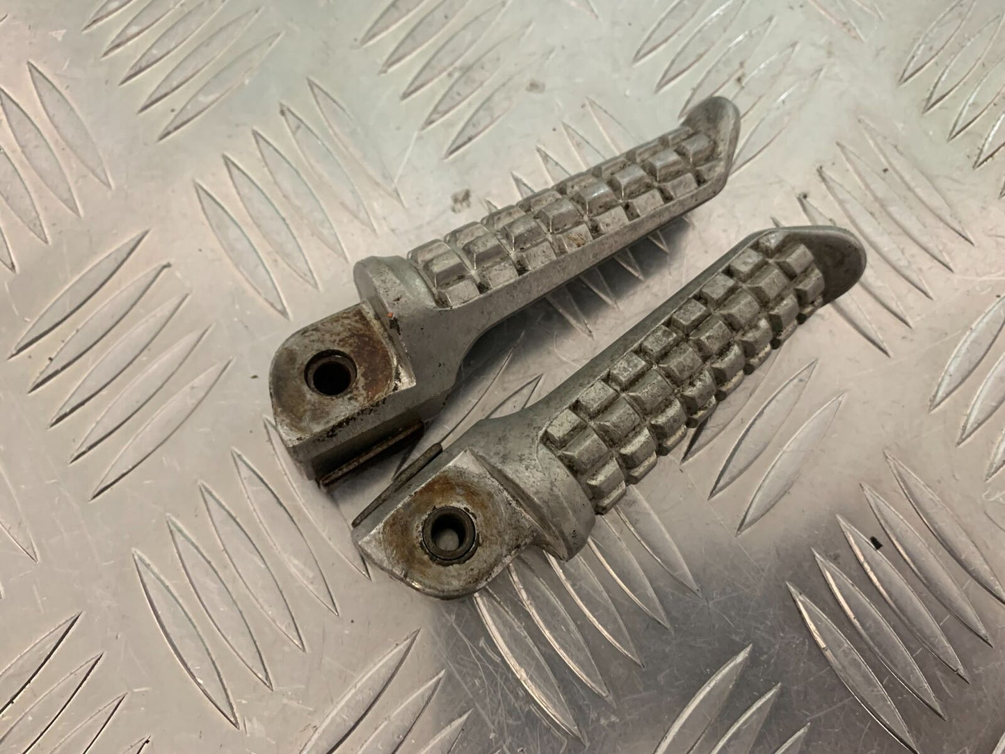 KAWASAKI NINJA 250 SL REAR FOOTPEGS  YEAR 2015-2017 (STOCK 983)