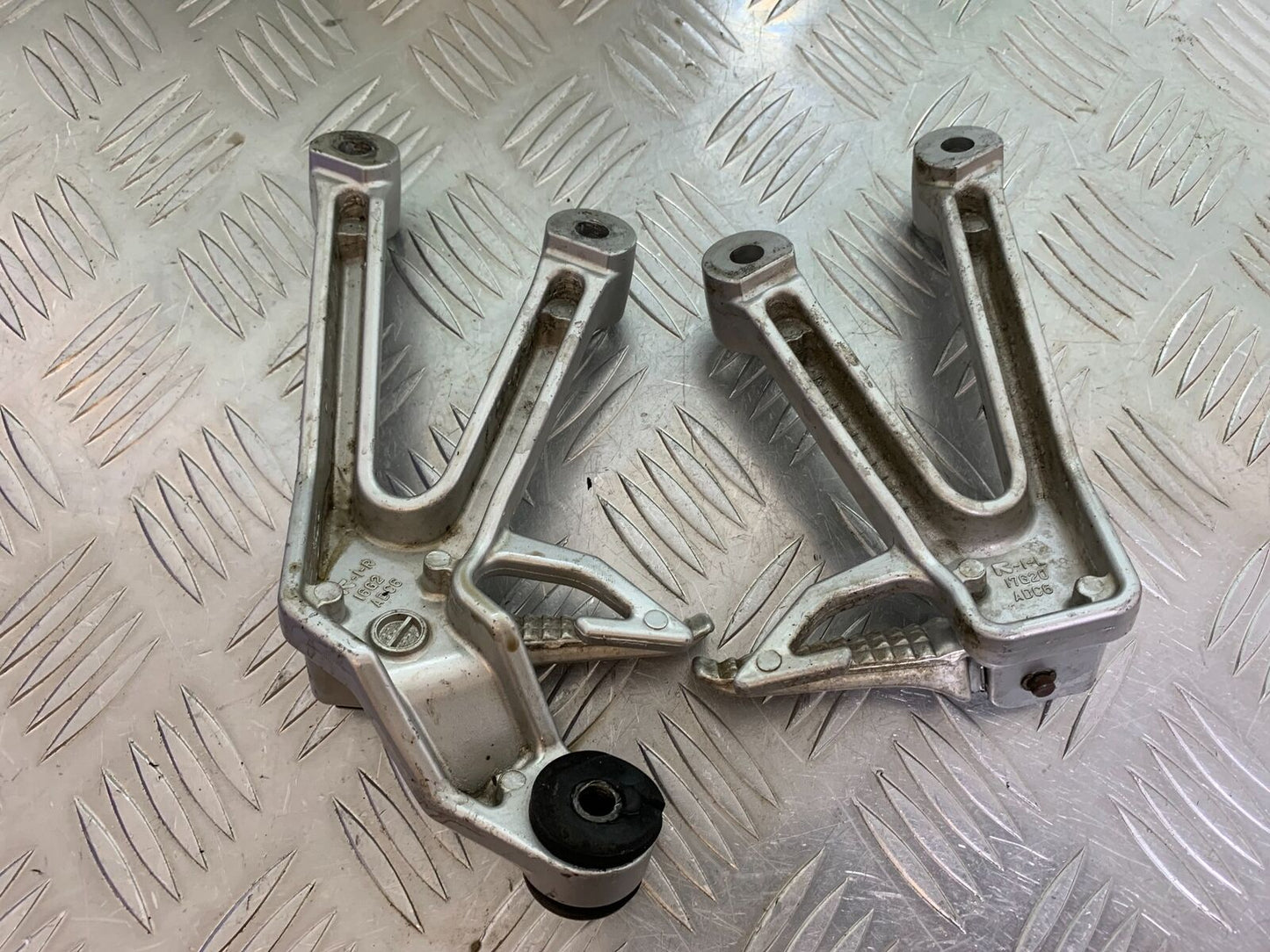 SUZUKI SV650 SV 650 REAR HANGERS YEAR 2003-2006 (CMB1014)