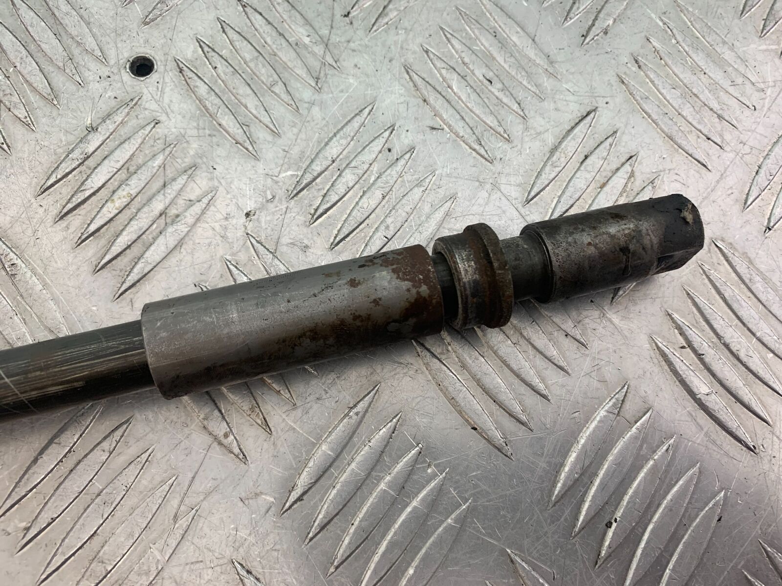 YAMAHA XVS 1100 DRAGSTAR REAR WHEEL SPINDLE    YEAR 2000-2007 (CMB1108)