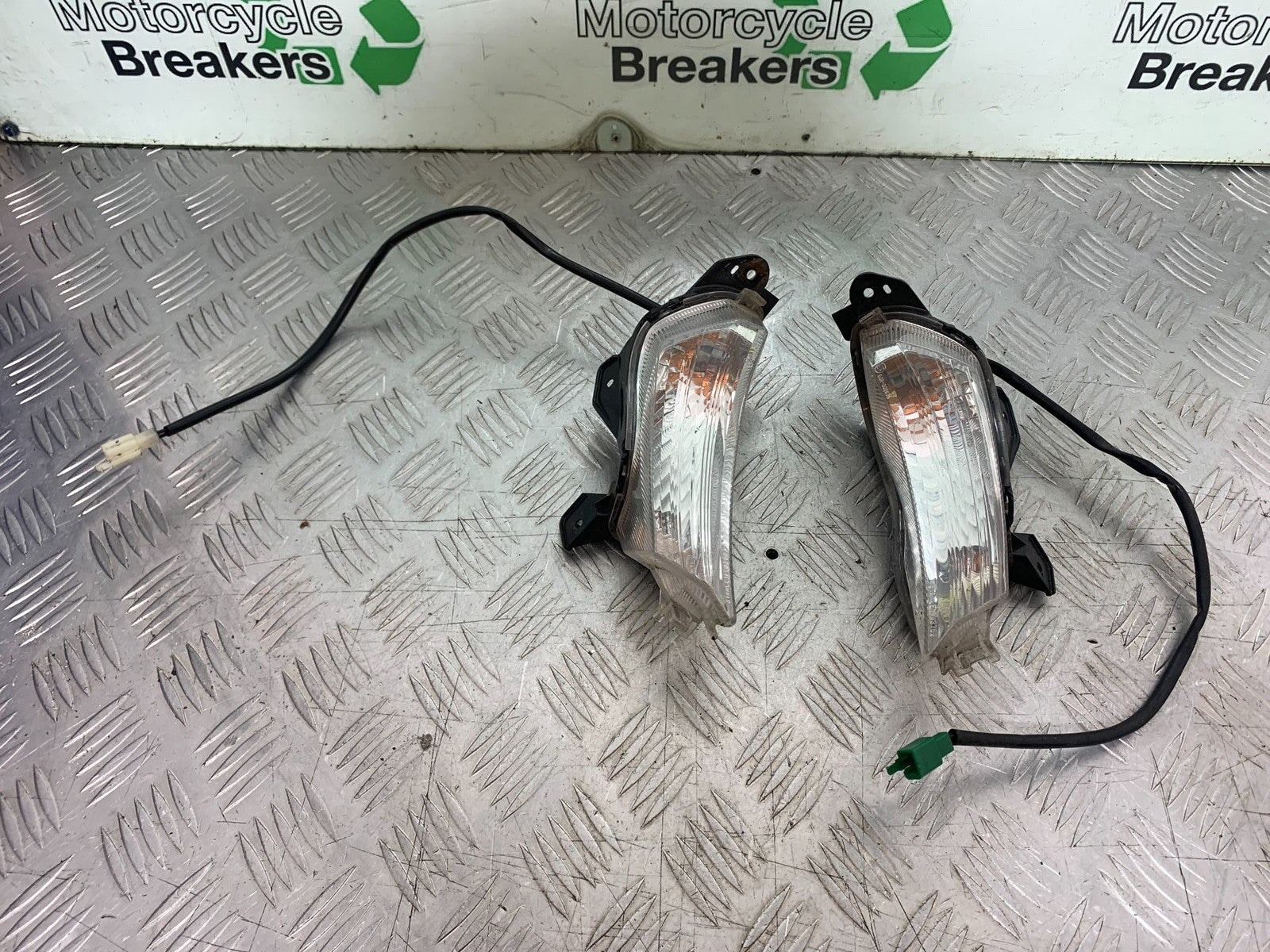 YAMAHA XMAX 300 FRONT INDICATORS  YEAR 2017-2020 (CMB1218)