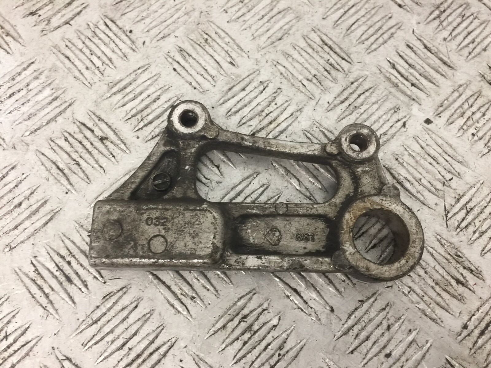 KAWASAKI ZX9R ZX9 E1 REAR CALIPER BRACKET YEAR 2000 (STOCK 795)