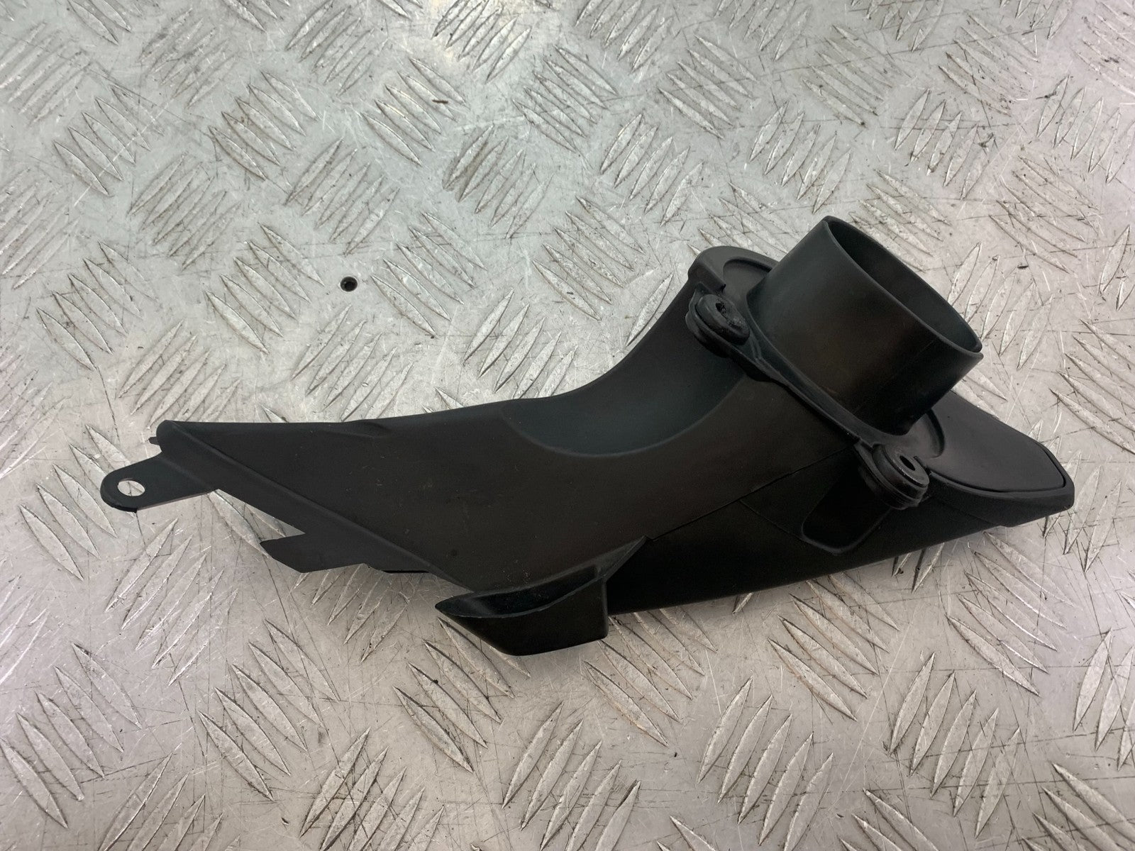 APRILIA TUONO 1000 V4R RIGHT AIR TUBE  YEAR 2011-13  (CMB1316)