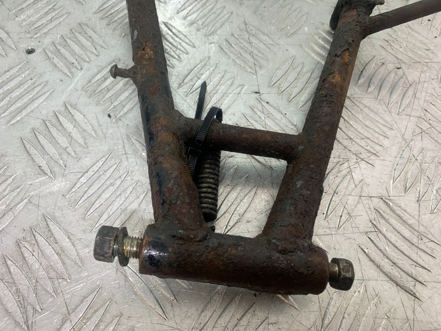 SUZUKI GP100 GP 100 CENTER STAND  YEAR 1978-1988 (CMB1259)