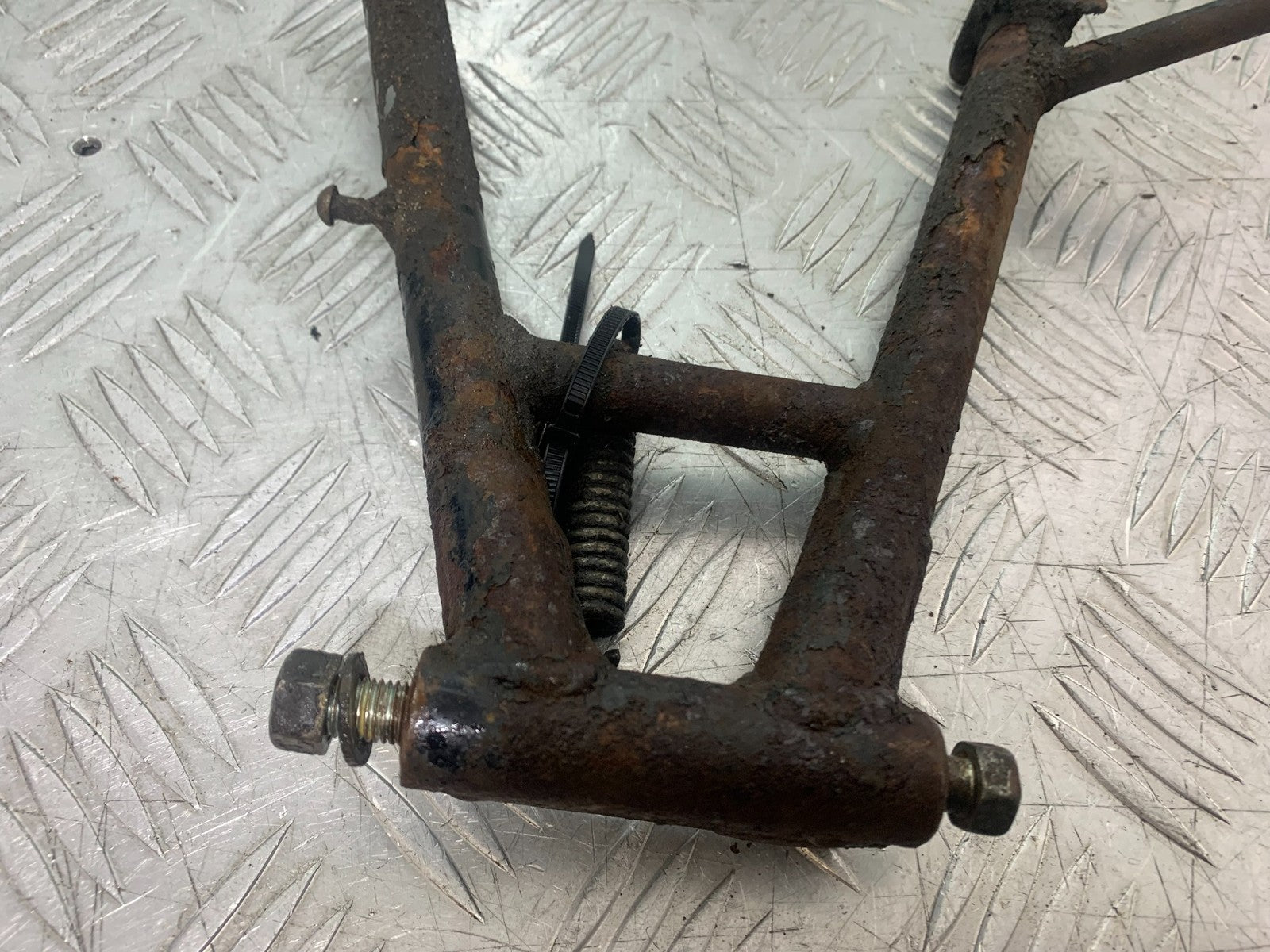 SUZUKI GP100 GP 100 CENTER STAND  YEAR 1978-1988 (CMB1259)