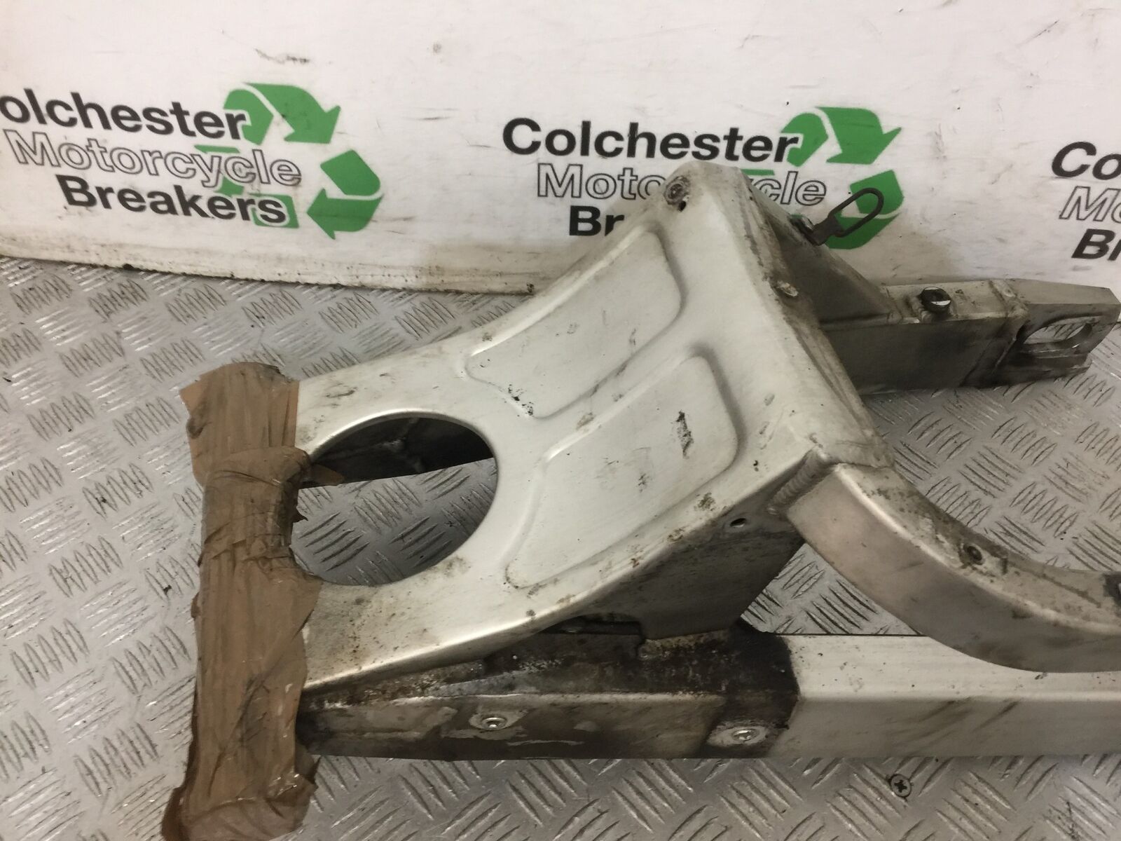 YAMAHA R6 5EB SWINGARM YEAR 1999-2002 (STOCK 823)