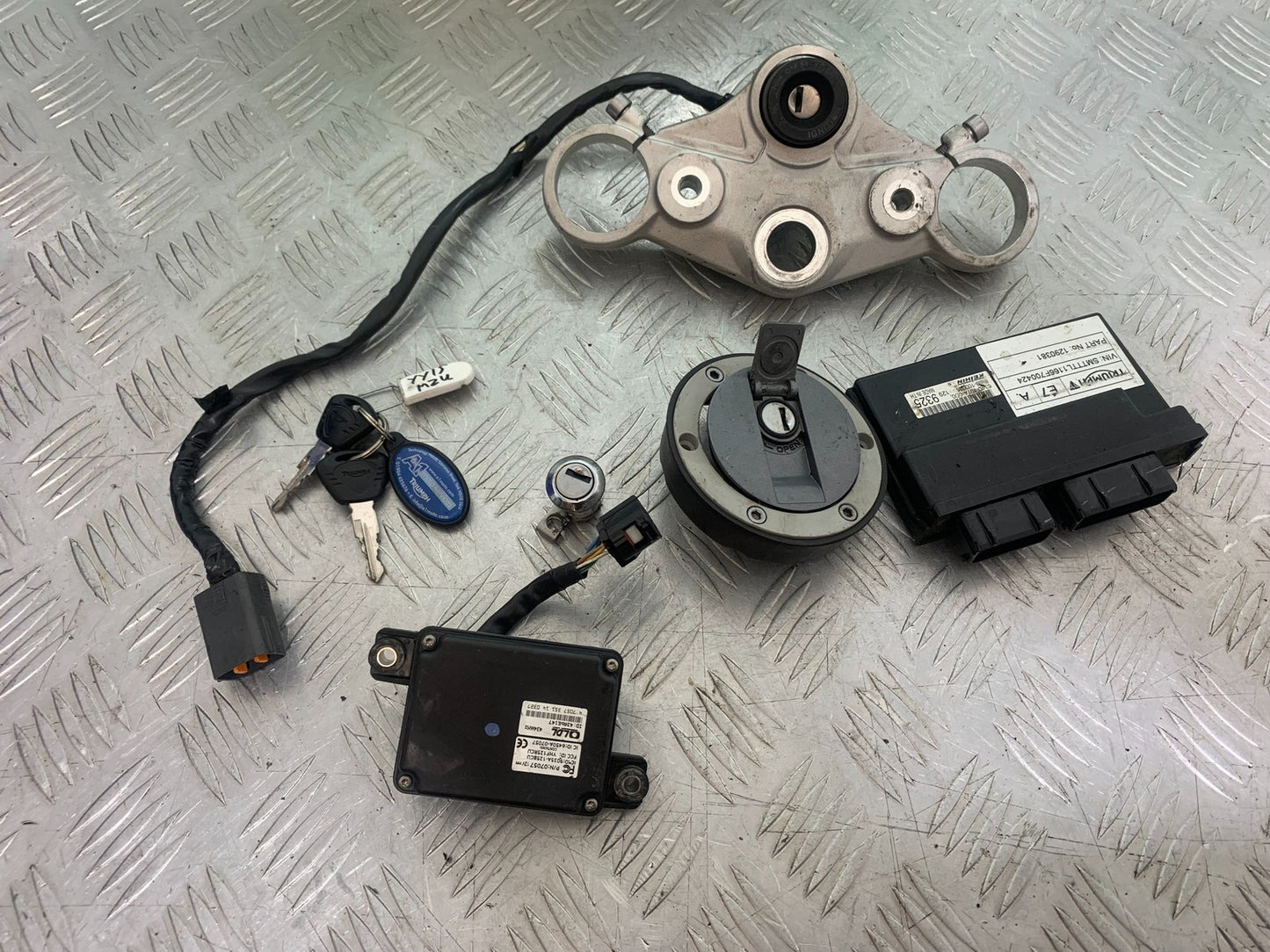 TRIUMPH 675 STREET TRIPLE ECU LOCKS KEYS  2013-2016 (CMB1186)