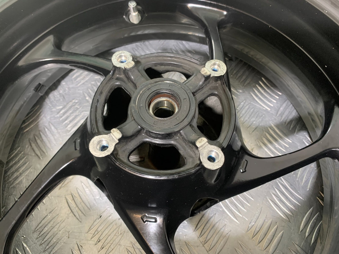 TRIUMPH TRIDENT 660 REAR WHEEL (GOOD TYRE)   YEAR 2021-2024 (CMB1295)