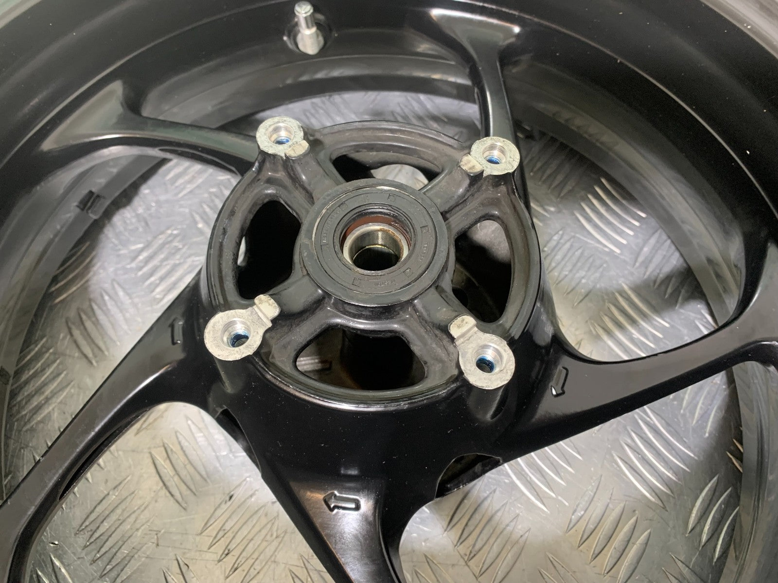 TRIUMPH TRIDENT 660 REAR WHEEL (GOOD TYRE)   YEAR 2021-2024 (CMB1295)
