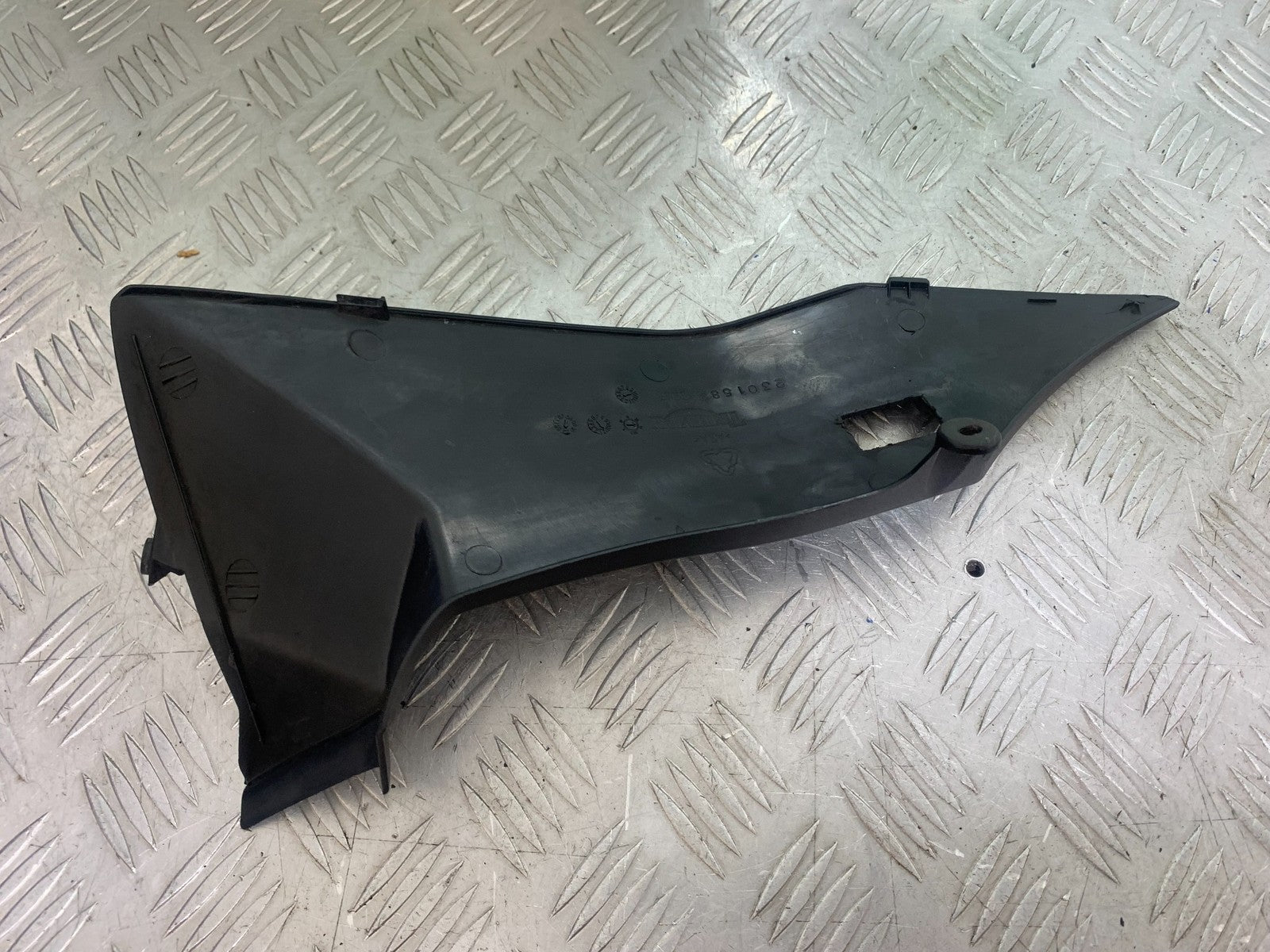 TRIUMPH 1050 SPRINT ST LEFT TOP FAIRING INFILL PANEL  YEAR 2004-2007 (CMB1197)