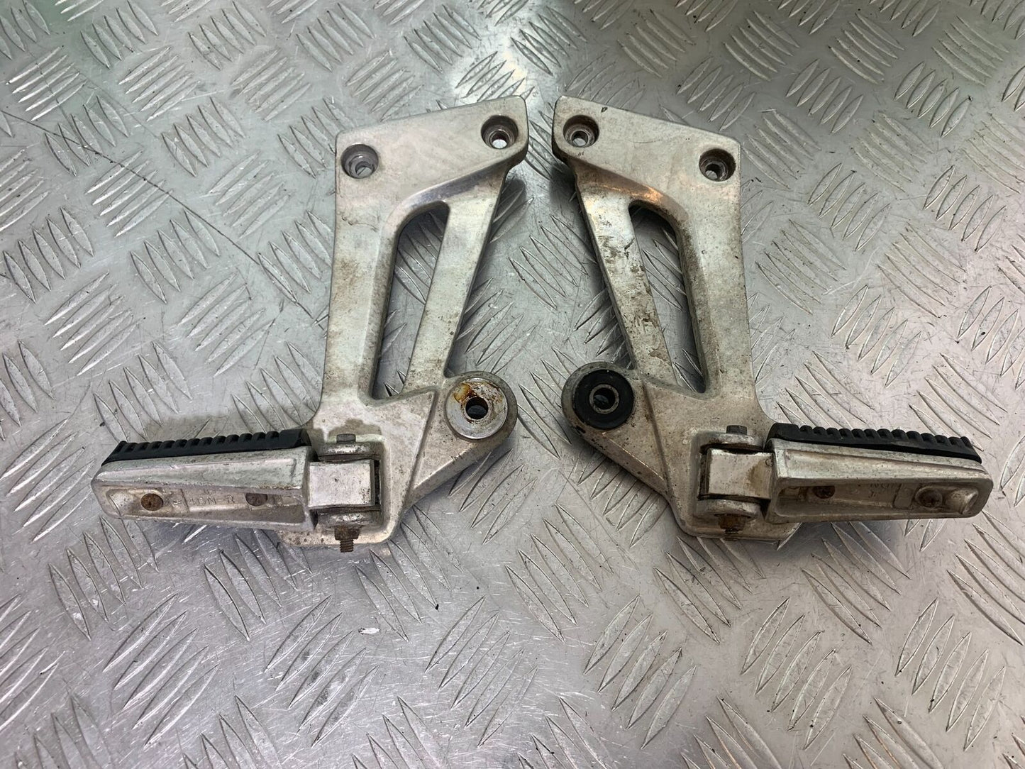 YAMAHA XJR1300 XJR 1300 REAR HANGERS AND PEGS  YEAR  1999-2003 (CMB1119)