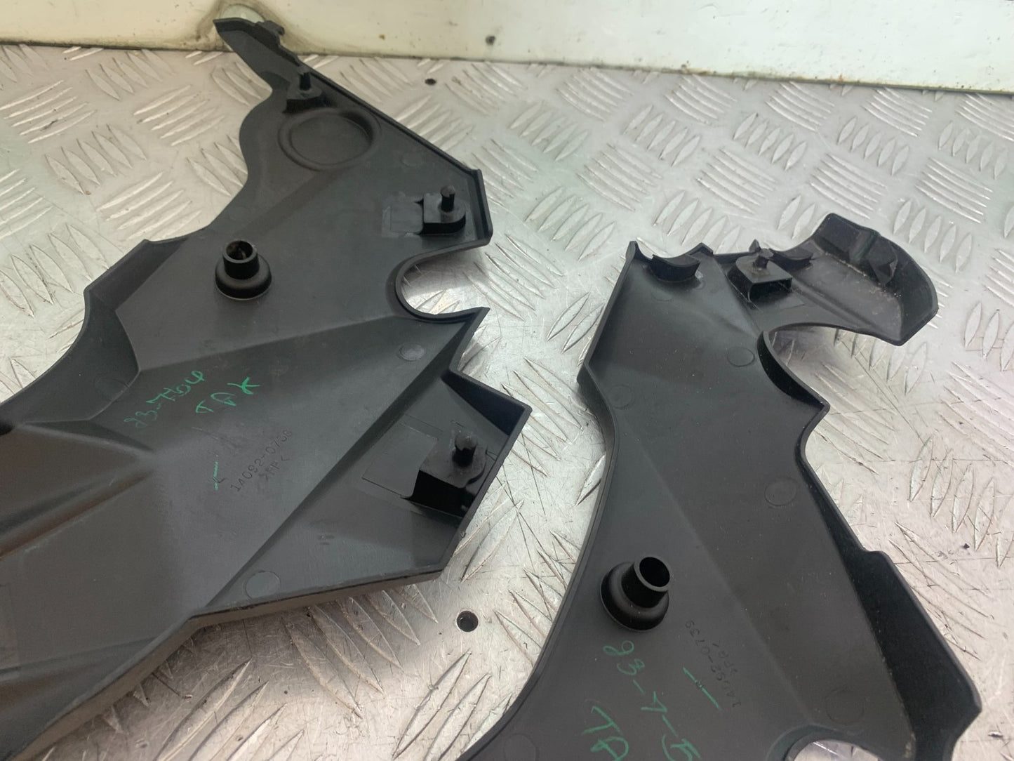 KAWASAKI ER6 N LEFT AND RIGHT FRAME COVERS   YEAR 2012-2017 (CMB1324)