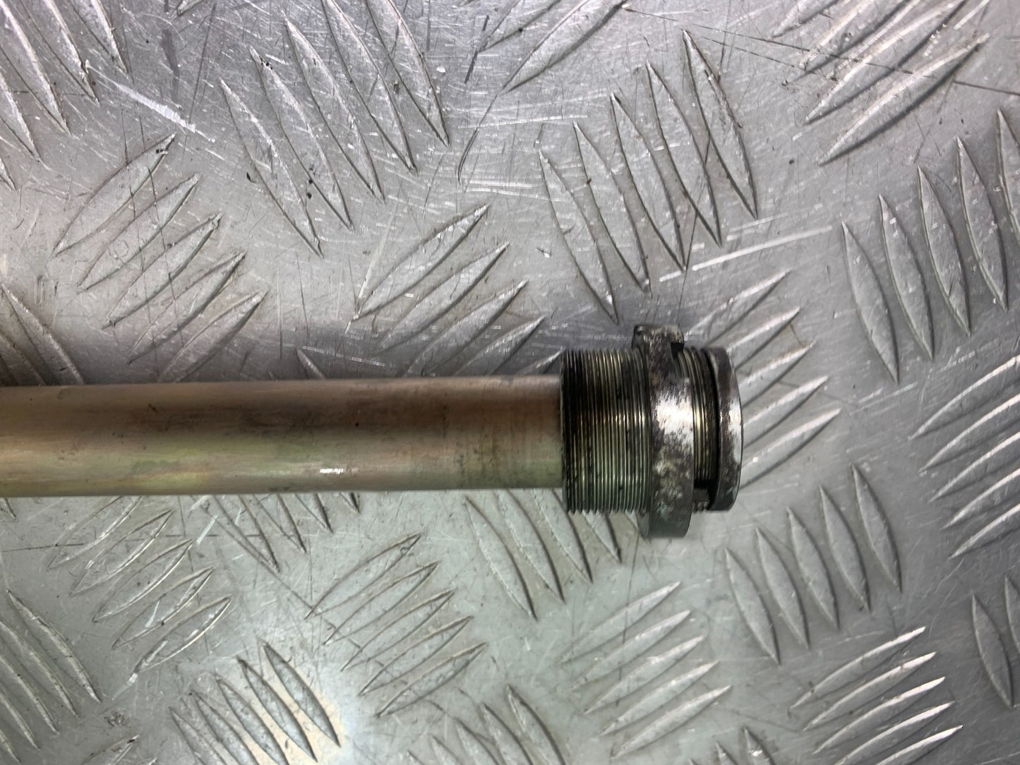 TRIUMPH 1050 SPRINT ST SWINGARM SPINDLE 2004-2007 (CMB1197)
