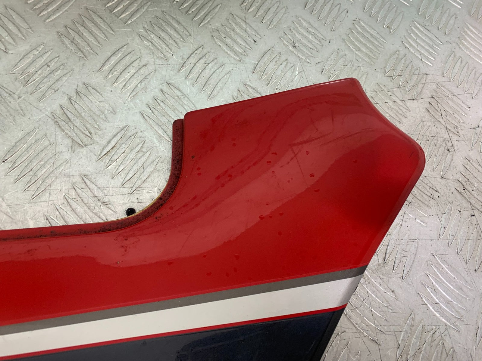 KAWASAKI GPZ600 GPZ 600 RIGHT SEAT PANEL YEAR 1988-90  (CMB1258)