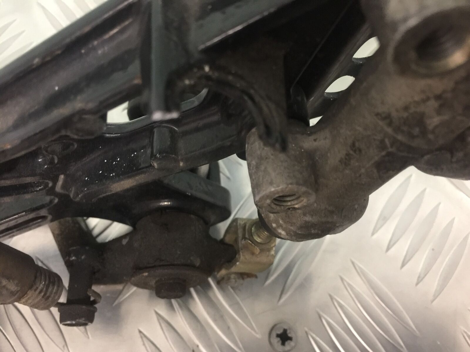 KAWASAKI ZX12R ZX12 R FRONT RIGHT HANGER  YEAR 2000 (STOCK 913)