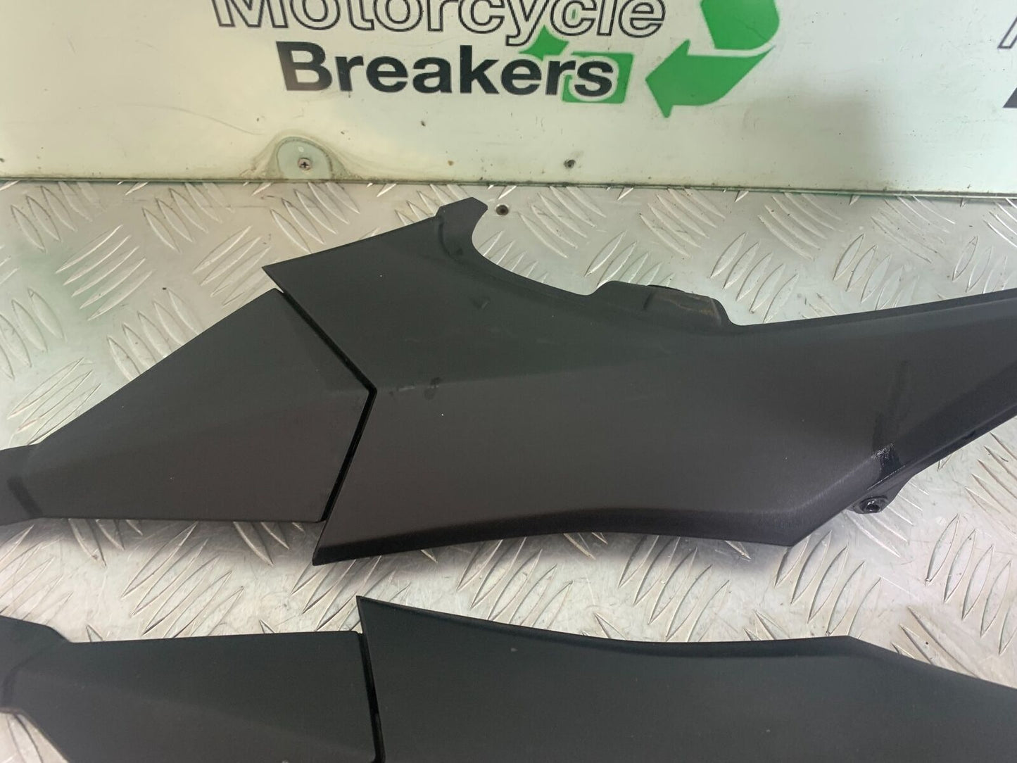 KAWASAKI Z800 Z 800 LEFT AND RIGHT INFILL PANELS   YEAR 2013-2017 (CMB1059)