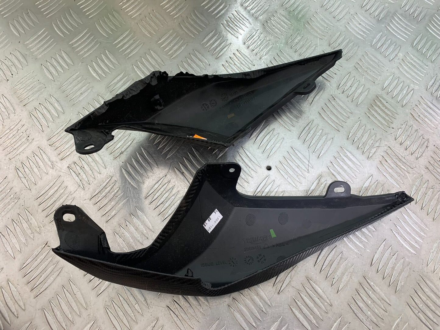 TRIUMPH 1050 SPEED TRIPLE RS LEFT & RIGHT SEAT PANELS  YEAR 2018-2020 (CMB1029)