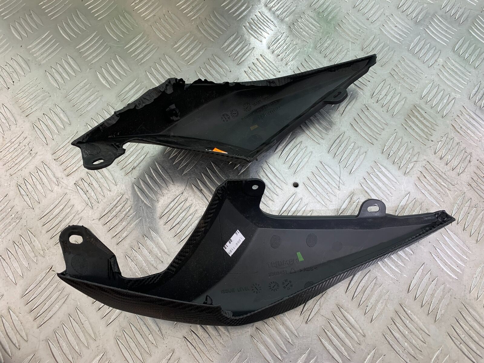 TRIUMPH 1050 SPEED TRIPLE RS LEFT & RIGHT SEAT PANELS  YEAR 2018-2020 (CMB1029)