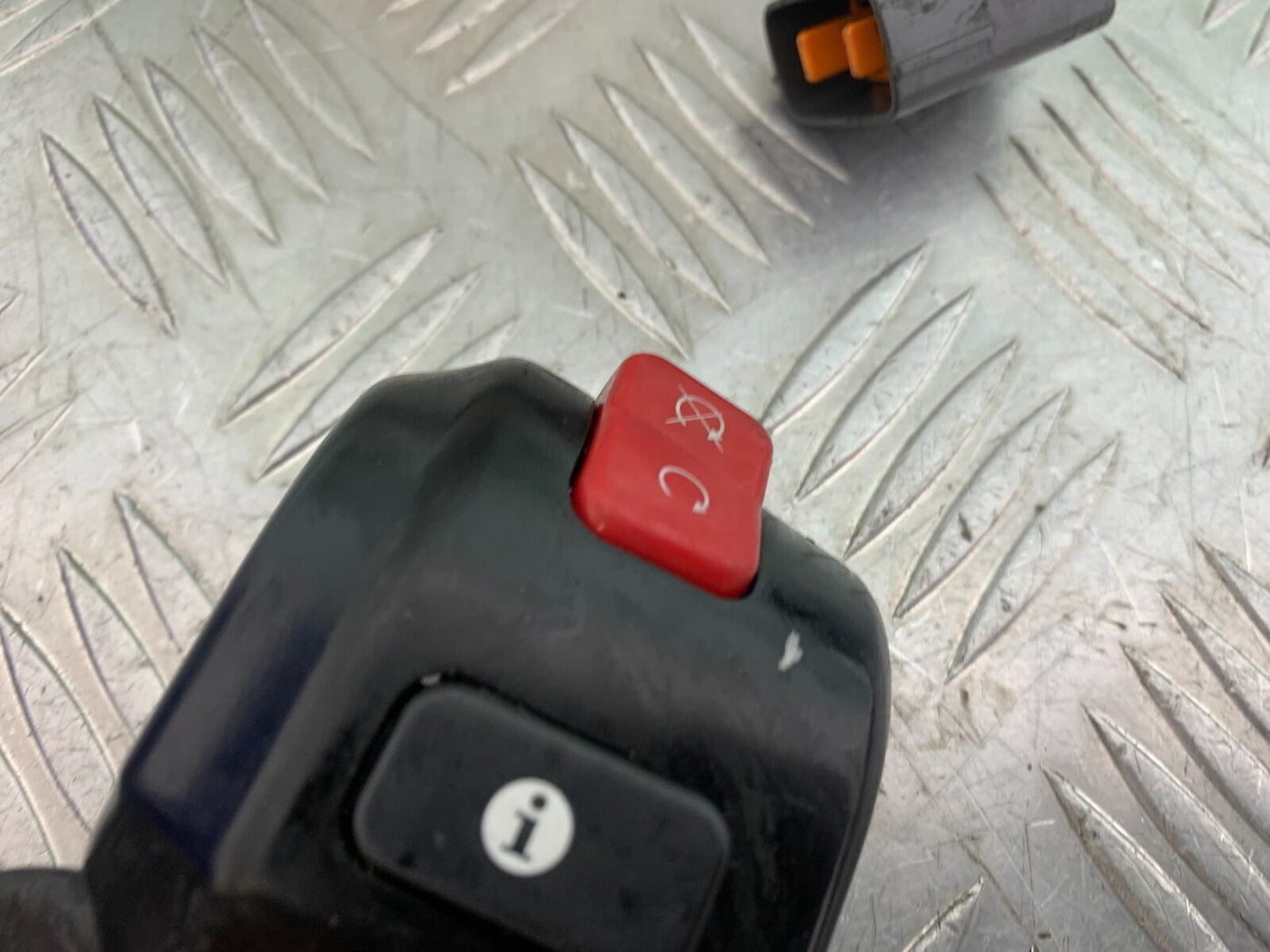 TRIUMPH THUNDERBIRD 1600 RIGHT SWITCH GEAR   YEAR 2011 (CMB1107)