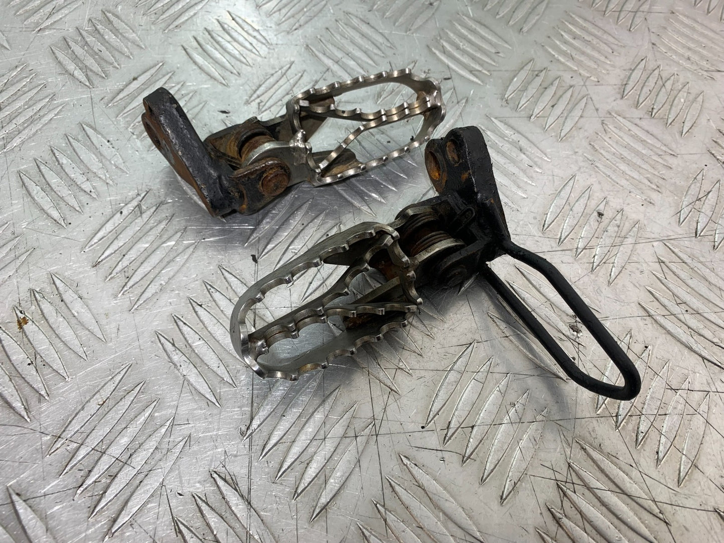QINGQI QM125 GY-2B FRONT FOOTPEGS   YEAR 2016 (CMB1228)