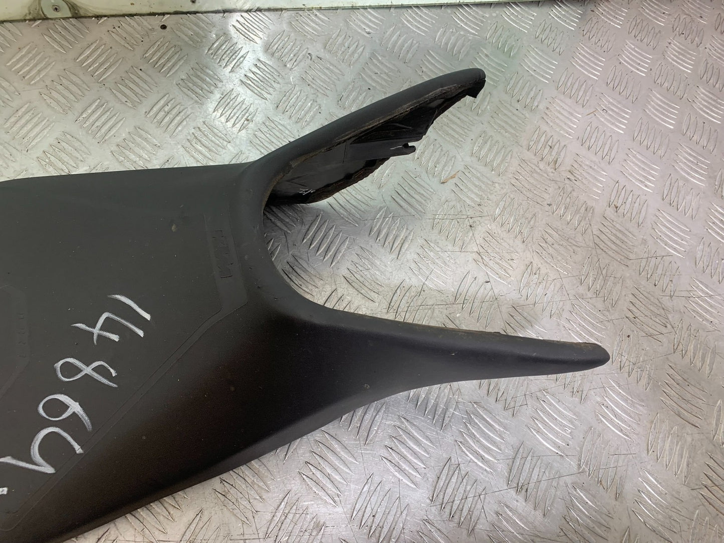 KTM 125 DUKE FRONT SEAT  YEAR 2018-2023 (CMB1185)